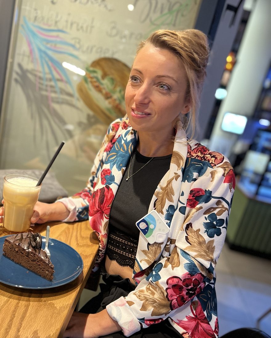 Anja Staufenbiel im Café mit Kaffee und Schokokuchen
