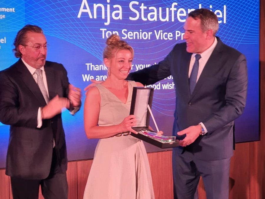 Anja wird auf der Bühne für ihre Leistung geehrt